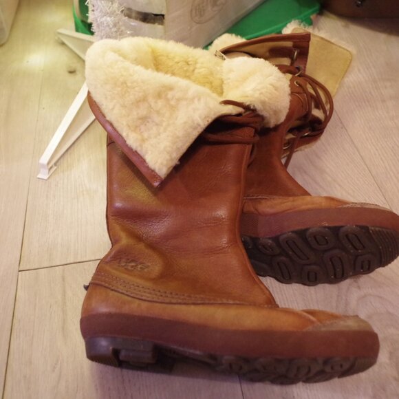 Women's Genuine Ugg Boots - Picture 2 of 5
